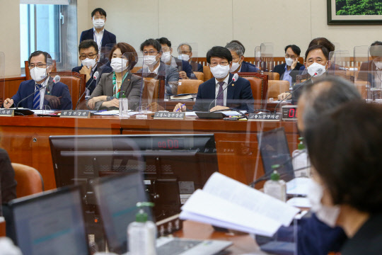 지난 9월 16일 한정애 환경부 장관(왼쪽 두번째 부터), 안경덕 고용노동부 장관 등이 서울 여의도 국회에서 열린 환경노동위원회 전체회의에 출석하고 있다. <연합뉴스>